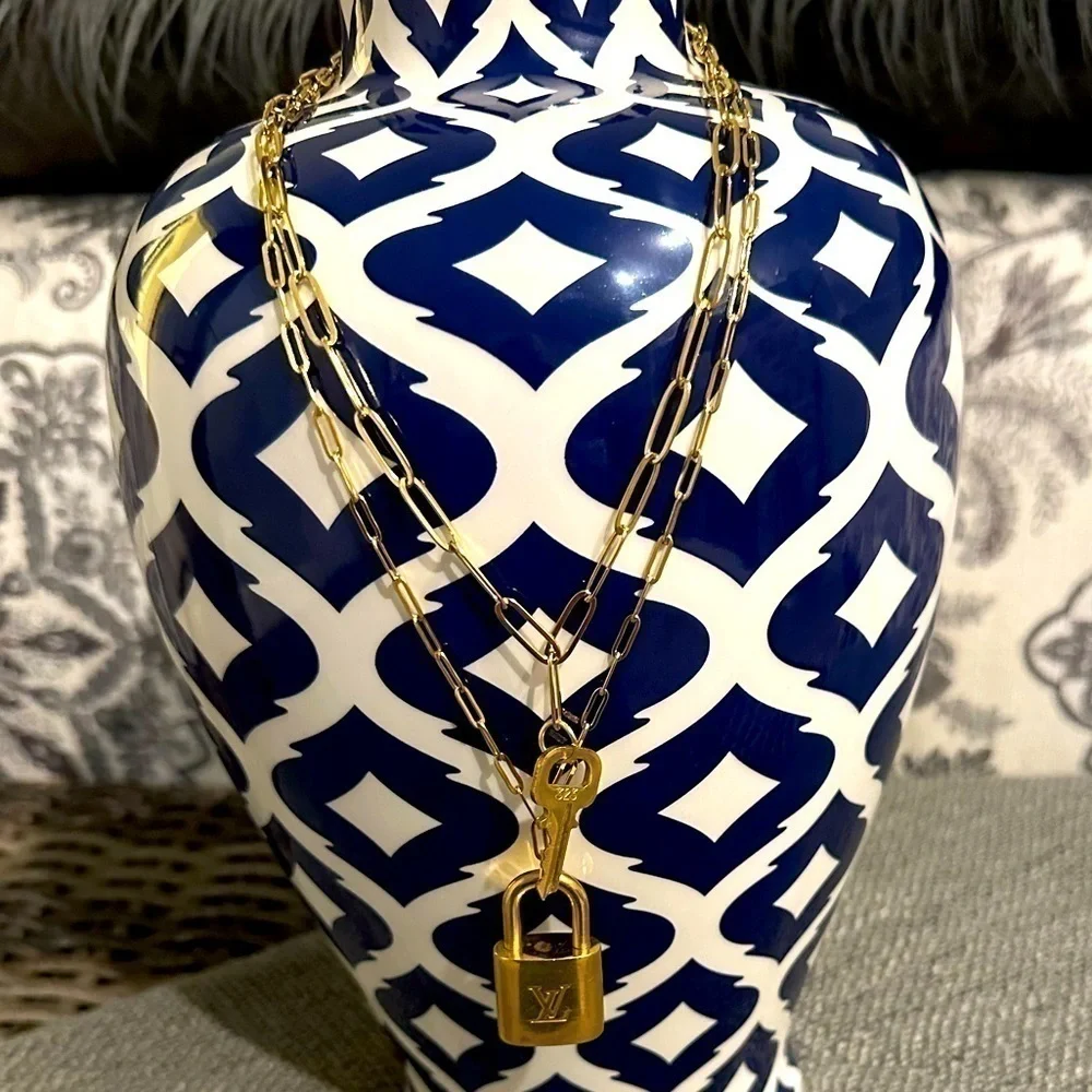 LV lock and key #323 on a necklace set. - Picture 1 of 6